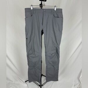 Under Armour Men’s Pants – Size 34x34 – Gray